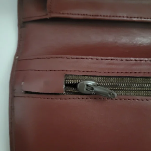 Cartier signature wallet with inside kiss lock and zipper pocket. EUC - Picture 13 of 13